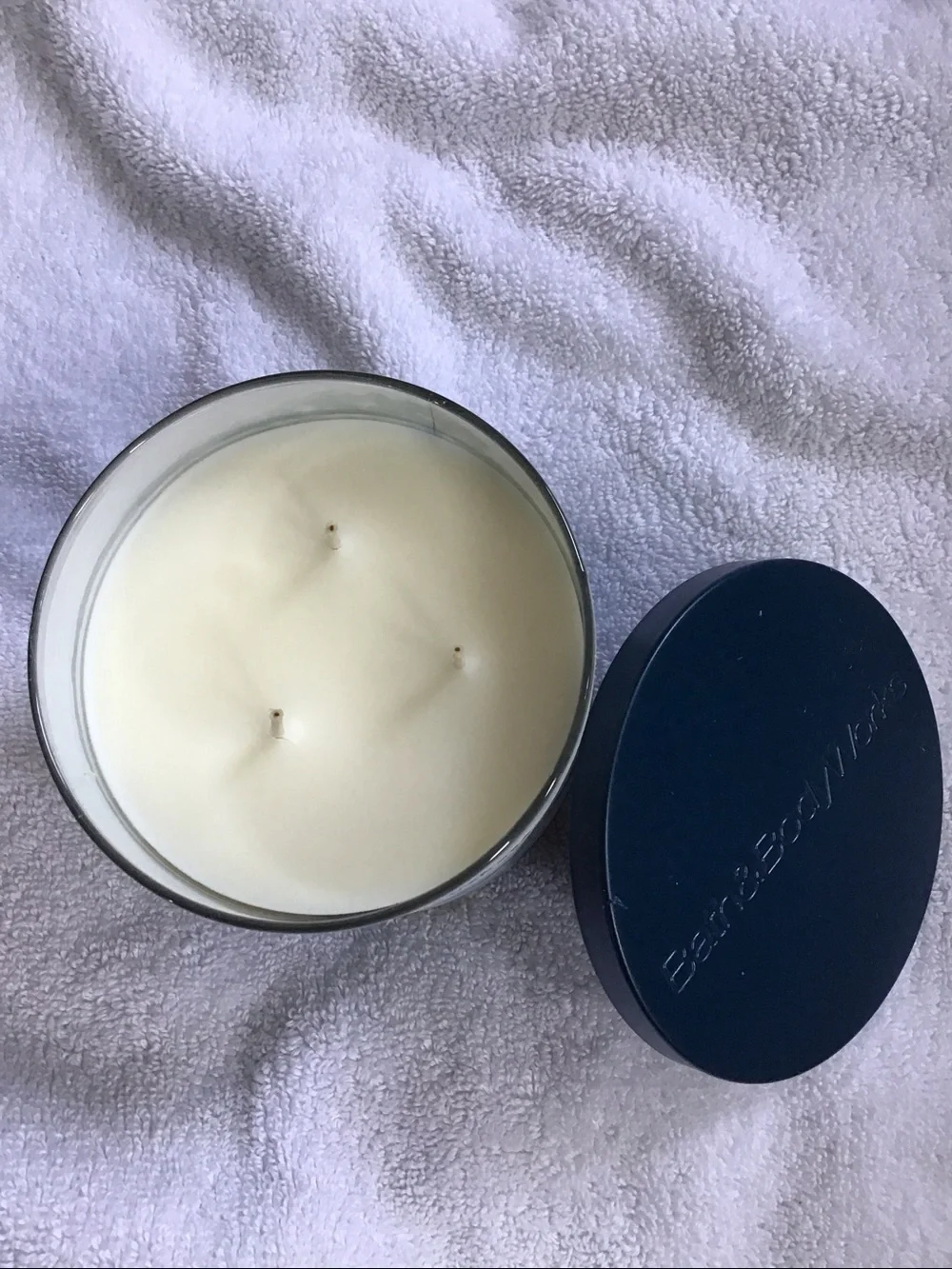 Bath & Body Works 3 wick candle Shoreline Hydrangea - Picture 2 of 3